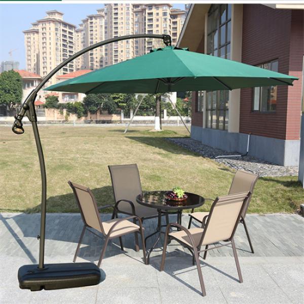 Ресторан кофейни на открытом воздухе ставит мебель на обсуждение сада Текстилене с стульями руки