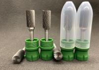 A mão utiliza ferramentas o cilindro giratório das rebarbas do carboneto do Woodworking das ferramentas de ar com Endcut