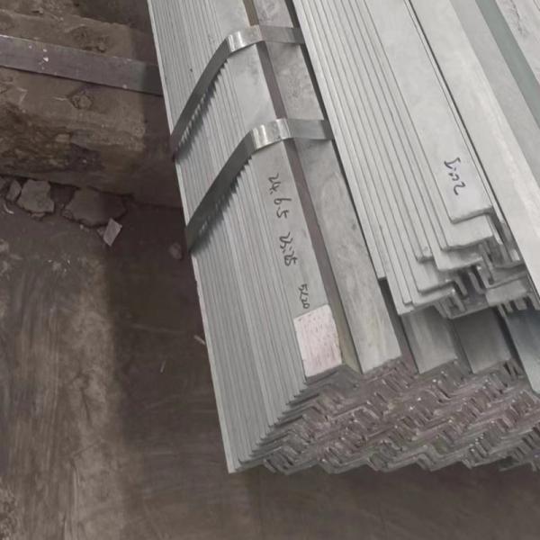 Q235 Гальванизированный угол из мягкой стали для строительных конструкций