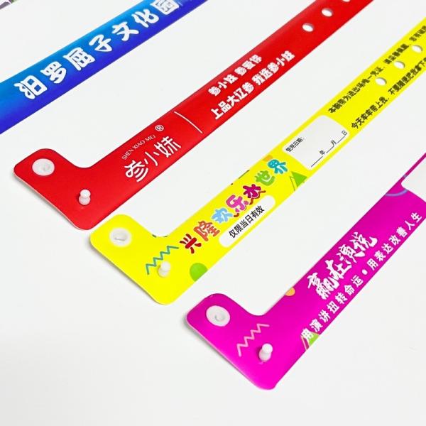Logotipo personalizado Pulseira de PVC de vinil para promoção e itens de presente Forma L Uma camada de PVC impermeável Pulseiras coloridas