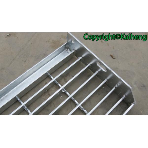 T4 Checkered Platenosing Steel Grate Stair Treads Bearing Bars At 40mm Pitch