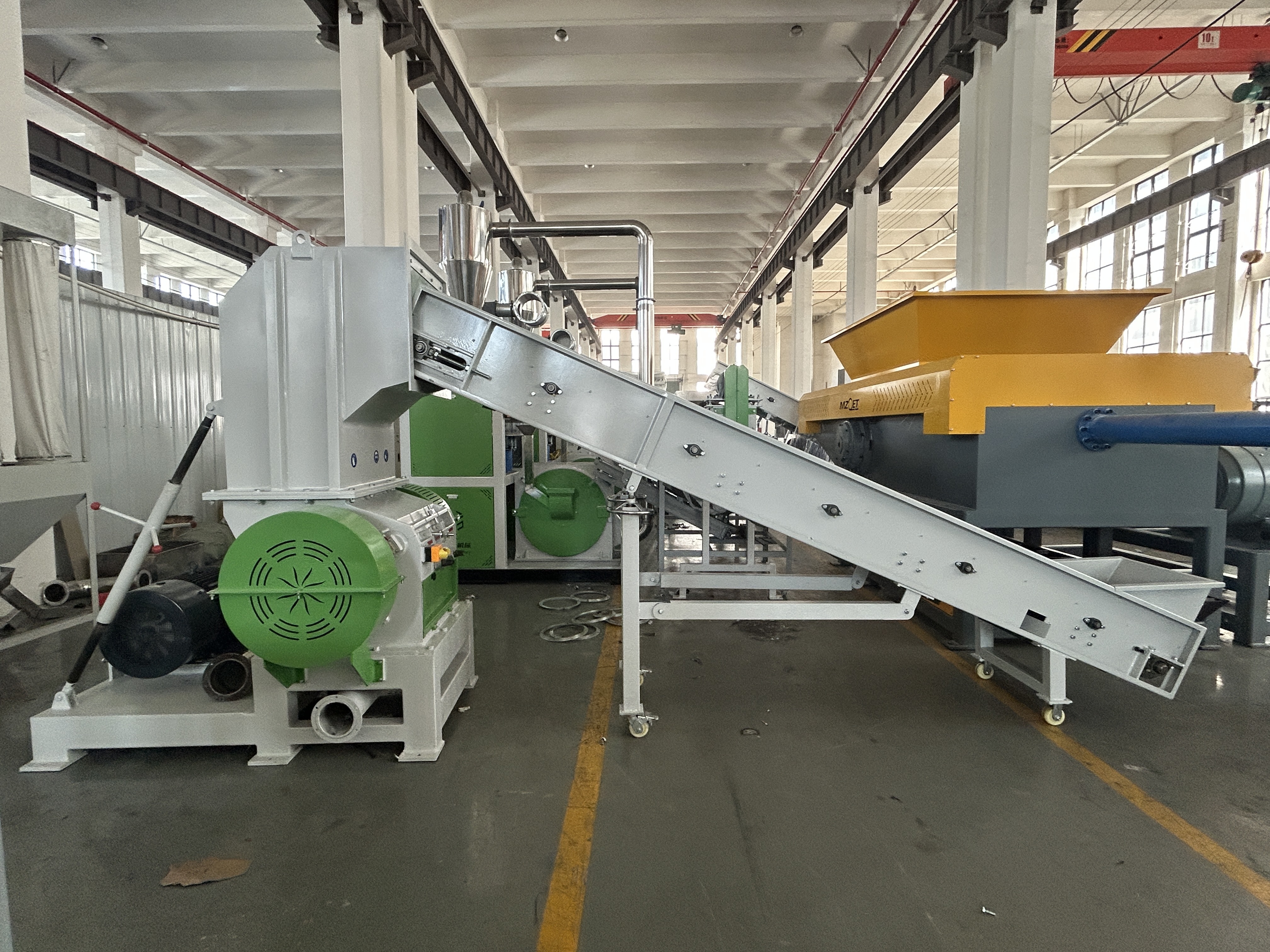 Plastic Crusher Machine for Waste Pet PP PE Plastic Bottle Film Pipe With Belt Conveyor