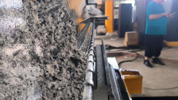 ダイヤモンドワイヤサー切断機 石器機械 5 軸 CNC 高効率の石切断形状のためのダイヤモンドワイヤサー