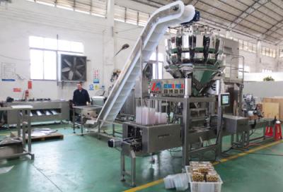 Strawberry weighing and plastic box packing machine with label machine