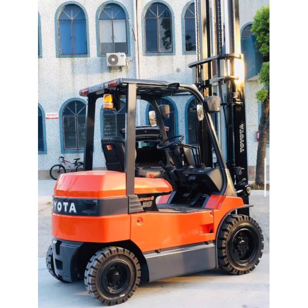Carretilla elevadora eléctrica usada Toyota de 3 toneladas y 3 metros de Japón, con alta potencia de batería y en muy buen estado