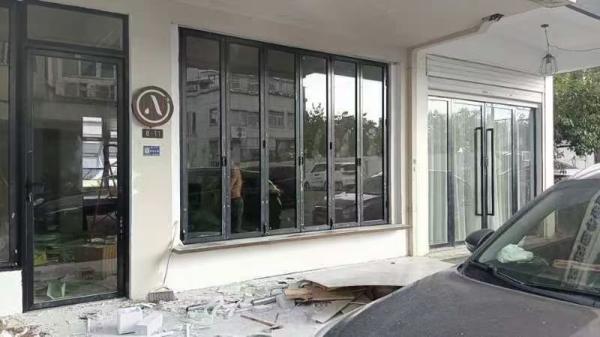 Thermochromic Self-Tinting Folding Windows - 30% Auto-Darkening Range