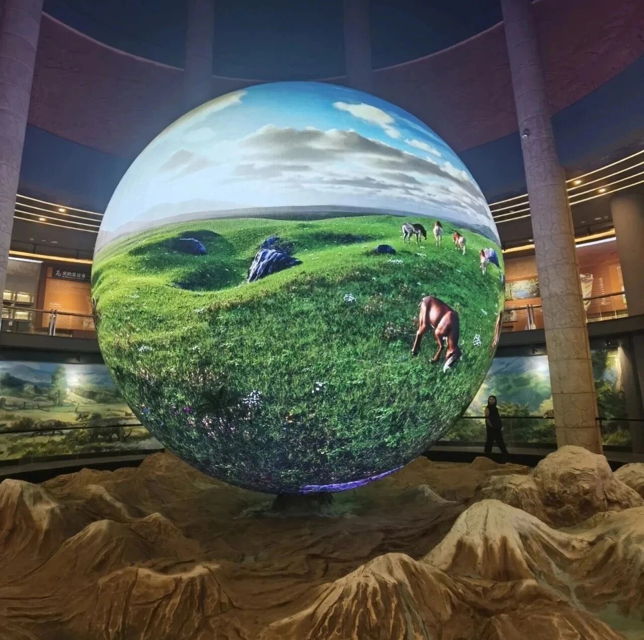 Seamless Splicing Spherical LED Screen Display Lightweight Floor Mounted