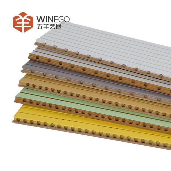 透明で静かな空間のために 持続可能で 防火型 グルーブ型音響パネル