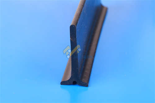 Des avions en PVC de couleur noire, de forme droite et de hauteur variable T20 T30 T40