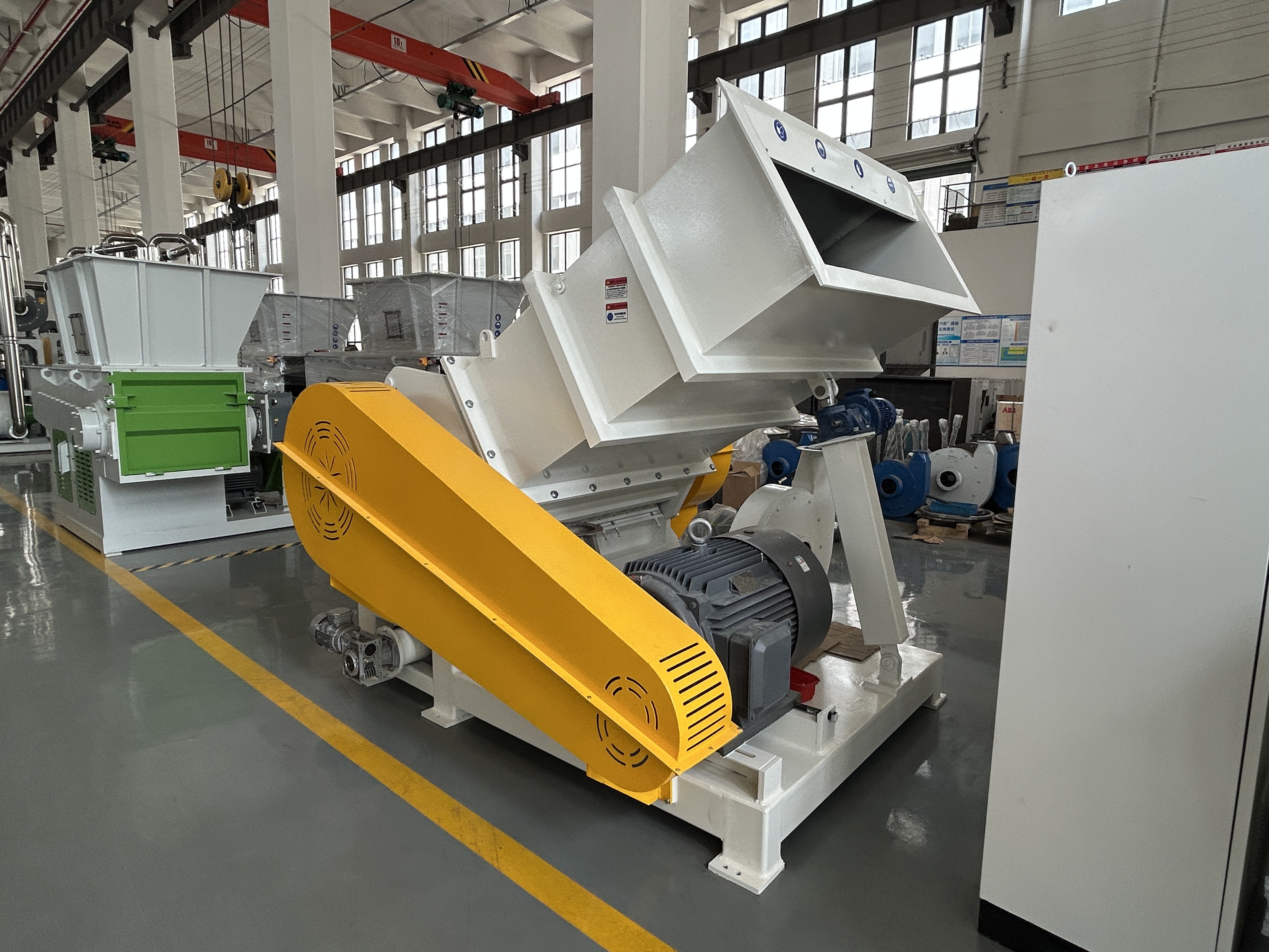 Powerful Horizontal Plastic Shredder Grinder Breaker Crusher for PVC Pipe PE Profile PP Tray Pallet PPR PU Hose ABS PC Sheet EVA Foam Crushing Recycling Machine