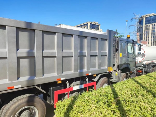 RHD 8×4 12wheels High Horsepower HOWO 26CBM Tipper Truck 380HP Low Fuel Consumption