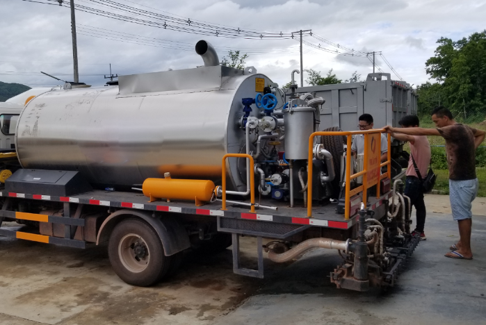 5000L 4000L Howo Асфальт распределитель грузовик Интеллигентная резина битум распределитель распылитель ширина 4500 мм