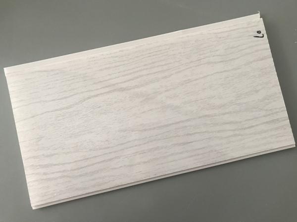 panneaux en bois plats de PVC du poids 2.5kg à haute brillance pour le plafond d'appartement