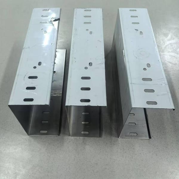 Plateau métallique personnalisé pour le câblage en argent pour la gestion organisée des câbles 50 mm-1000 mm