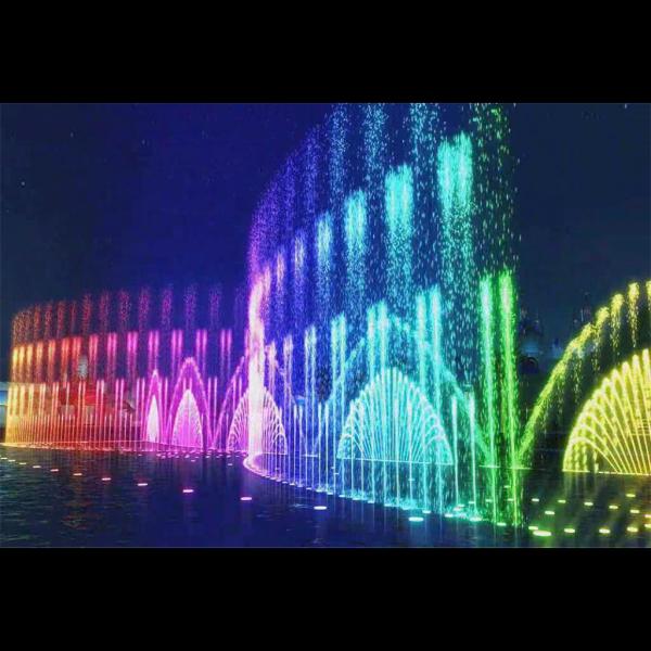 L'éclairage à LED est une source de lumière commandée par ordinateur avec une buse.