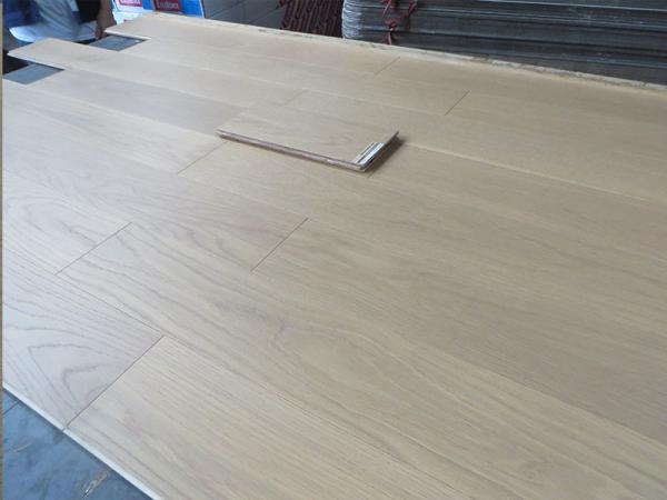 Le chêne blanc américain a machiné le plancher avec a choisi un de catégorie B. lumière souillée pour différentes conceptions