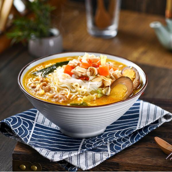 Сочетание вермишели и лапши быстрого приготовления с традиционным и современным китайским вкусом