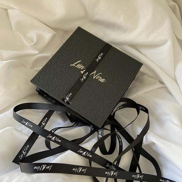 Коробка золотого черного праздника упаковывая с лентой