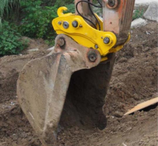 Electronic Drive Mini Digger Quick Hitch  Alloy Steel For 1.5-4T Excavator