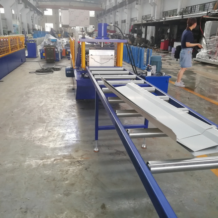 0.3-0.8 Mm толщины Ppgi красят стальной крен сточной канавы Velley формируя машину