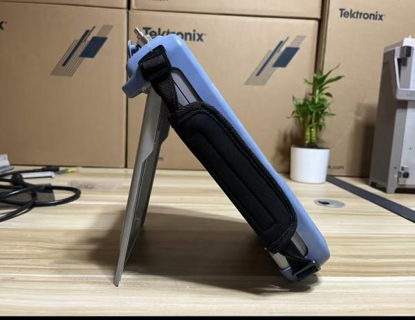 Rohde and Schwarz Spectrum Rider FPH Handheld Spectrum Analyzer 5 kHz up to 44 GHz FPH.02 FPH.06 FPH.13 FPH.23 5 FPH.26 FPH.36 FPH.44 FPH.54