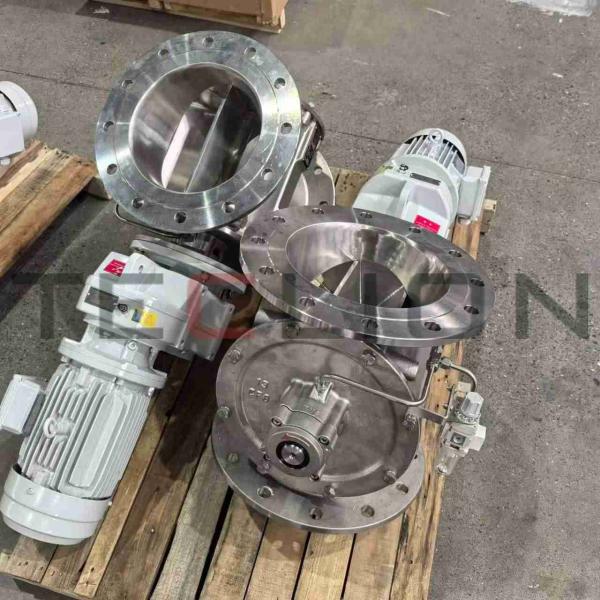 Ventilateur rotatif à décharge et à mesure de poudre