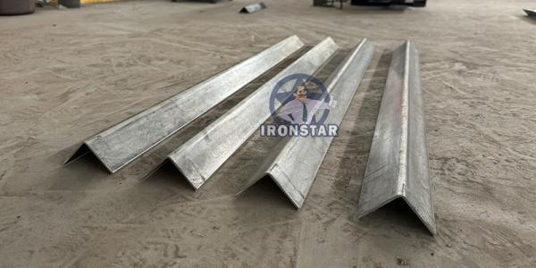 2.5mm 50*50mm tracking cutting angle bead roll forming machine in Cambodia