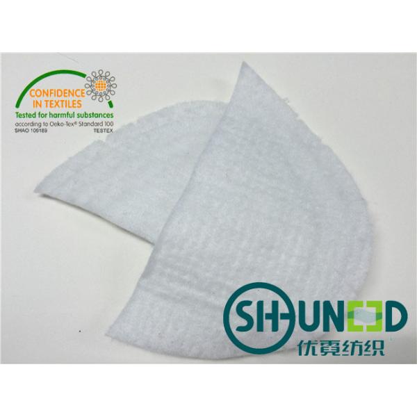 La ropa del niño que cose las hombreras blancas con en muy buena forma