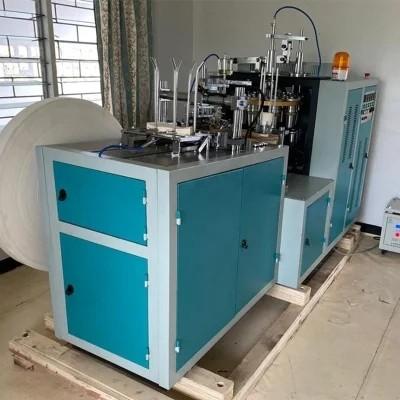 Copo de papel do café do gelado que faz a máquina