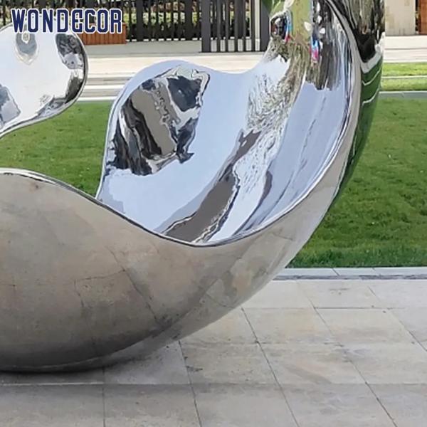 O grande espelho exterior do jardim lustrou a esfera oca forjada da escultura do metal