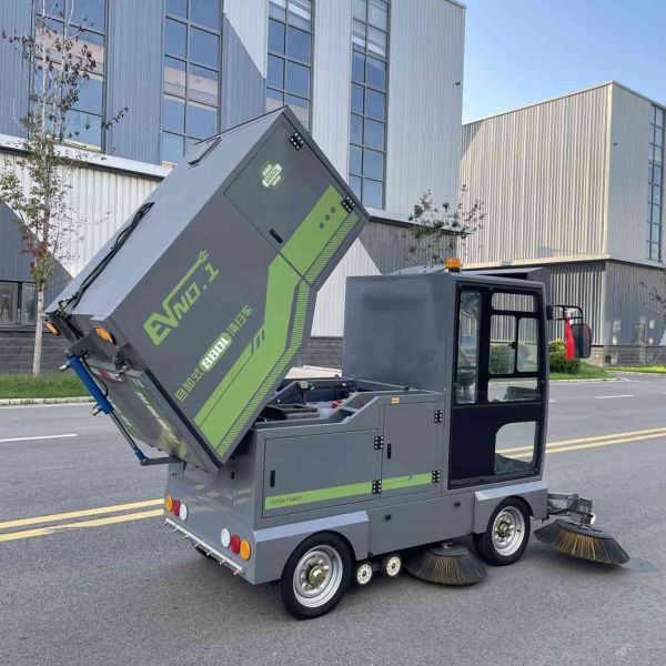 Large Ride On Industrial Sweeper High Power Dust / Debris Collection For Big Areas