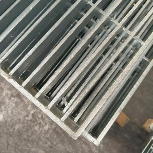 Hot-Dip Galvanized Stainless Steel Grating Corrosion Resistant Protective Ventilation Outdoor Roofing Walkways