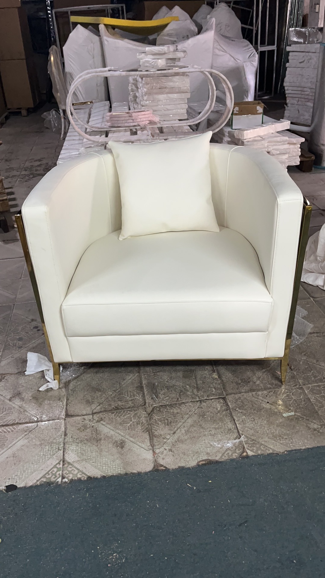 WENDING Ivory White PU Barrel Armchair – Gold Frame Luxury Hotel Wedding Club Chair