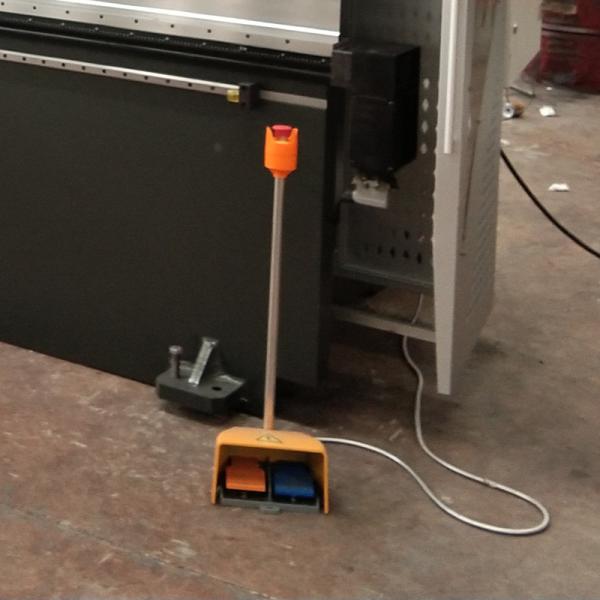 Black 100T 395mm Electro Heavy Duty Hydraulic Press Machine With DA53T