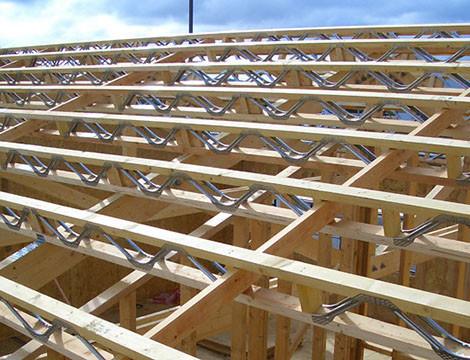 Connecteurs en bois de treillis en acier solide pour poutres en métal d'argent dans les bâtiments extérieurs