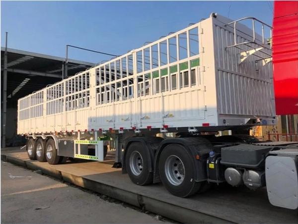 4 Axles Fence Semi Trailer For Vegetable Cargo Loading Customized Design