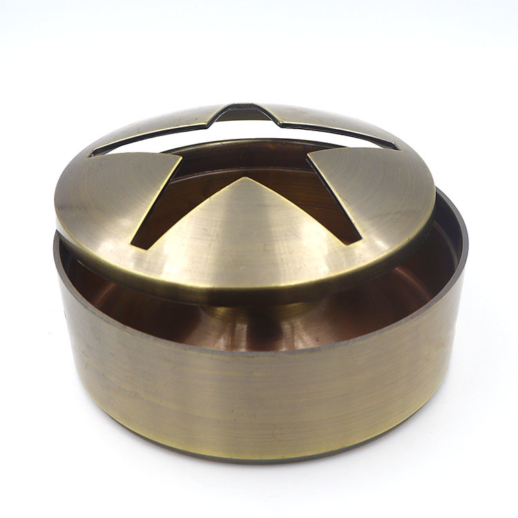 Vintage brass metal ashtray with star pattern lid and windproof design for home and bar decoration