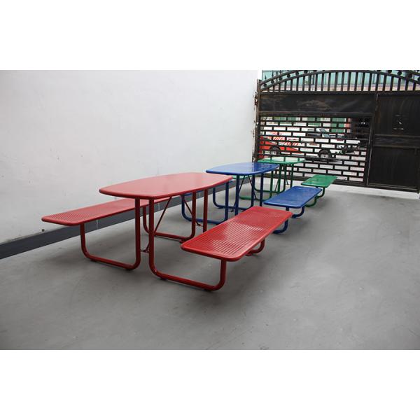 Стол для пикника на открытом воздухе из перфорированной стали с скамейками