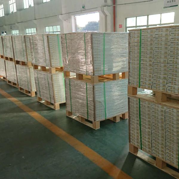 Внутренние виниловые плиты для пола из дерева Марморные самоклеящиеся плитки для требований клиента