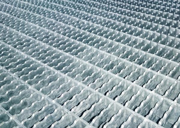 Serrated Anti Skid Exterior Metal Stair Treads Carbon Steel Q235A Material