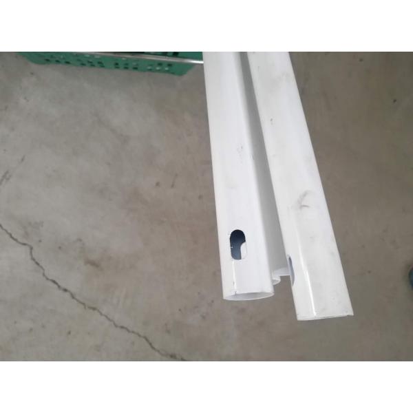 Металлические и пластиковые голубые расшатанные части больничной койки для ручной больничной койки