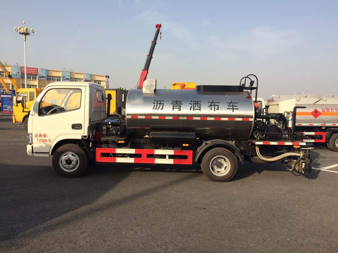 Sino Truck HOWO Shacman 4x2 Нагретый асфальтораспределитель Грузовик Битумный Спрей Танкер 8cbm 12cbm