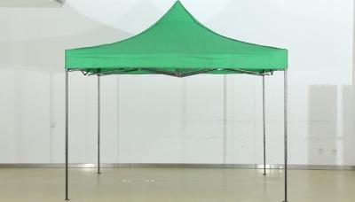 O plutônio verde revestido estala acima a barraca 2 x 2m do dossel do miradouro exteriores com tubo da extensão