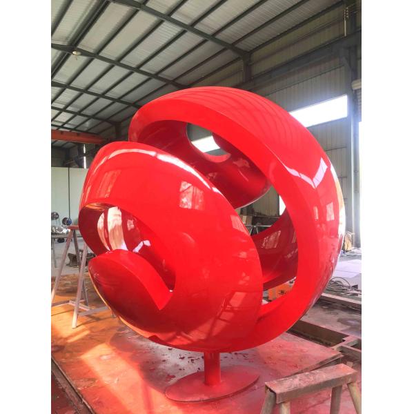 Красный открытый сад орнаментирует скульптуры искусства статуй высыхающий при нагреве в печи лак общественной красный