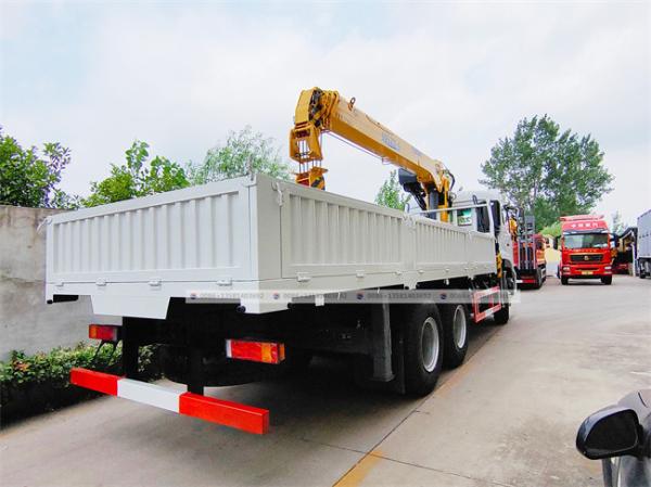 Fabrique personnalisée Derniers produits camion de 10 tonnes avec grue à rampe de 8 tonnes