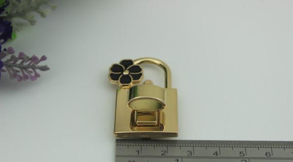 Beautiful flower decorative gold zinc alloy handbag turn twist locks