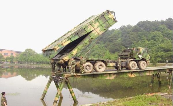 a dobra mecanizada pesada do auto da ponte de 15m - de 75m e desdobra-se para os tanques, transporte provisório das artilharias