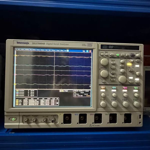 Tektronix DSA70804B 8 GHz Digital Serial Analyzer with 25 GS/s Sample Rate and 4 Channel Jitter Analysis