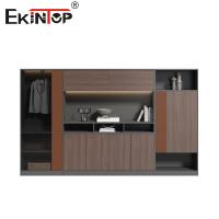 Gran gabinete de oficina de madera de estilo moderno con diseño de puerta corredera
