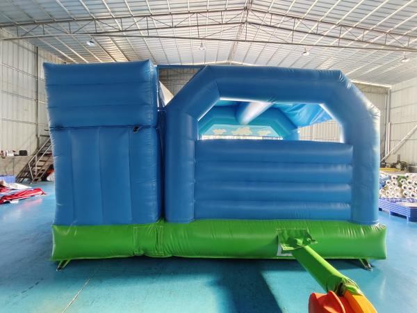 Casa inflável de lona de PVC com escorrega Céu azul Combinação inflável para crianças de interior ao ar livre